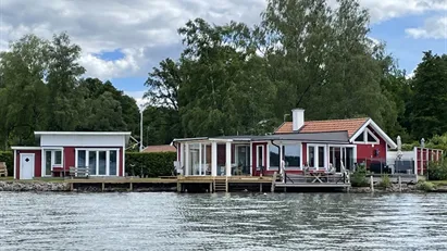 Ett sjönära permanentboende med privata bryggor/trädäck