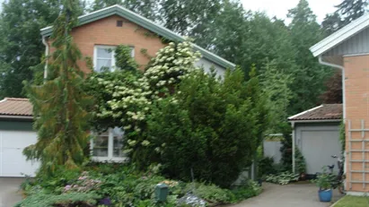 Fina möblerade rum i välordnat studentboende i hemmiljö i radhus;centralt läge!